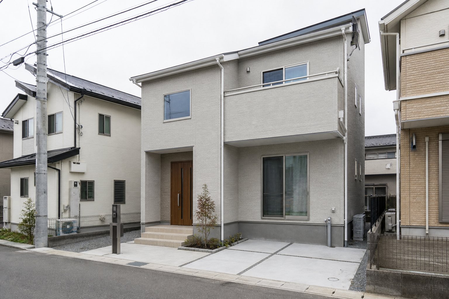 住宅街に建つ新築分譲住宅の外観イメージ